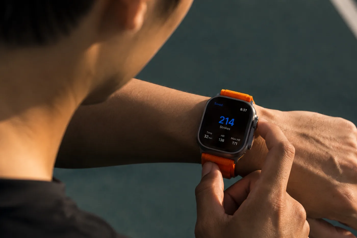 Apple Watch am Handgelenk des Arms, der den Schläger nicht hält, mit 214 Schlägen und 32 Minuten Spielzeit nach einer Tennissession